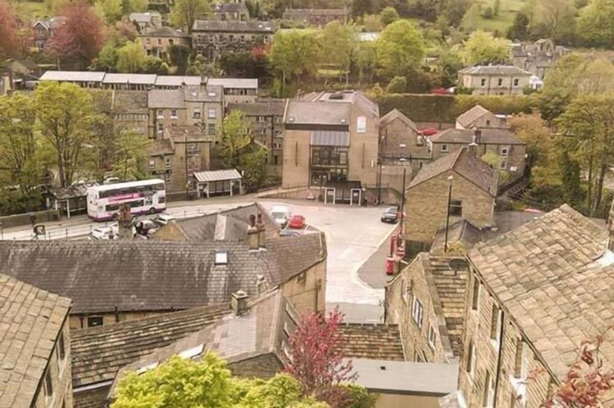 12 RATTLE ROW, romantic, character holiday cottage in Holmfirth