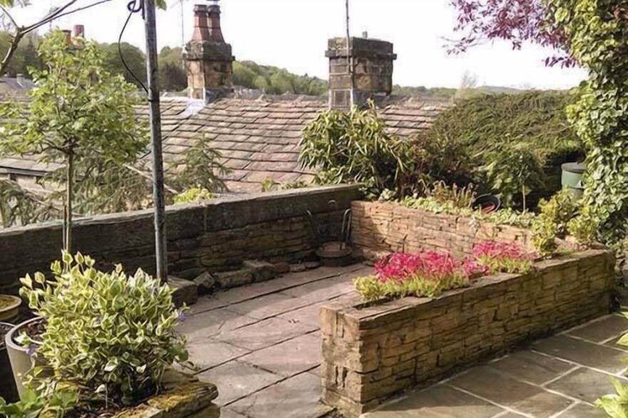 12 RATTLE ROW, Romantic, Character Holiday Cottage In Holmfirth