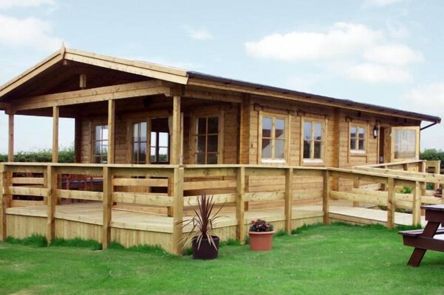 THORNLEA LOG CABIN, Pet Friendly, With A Garden In Danby