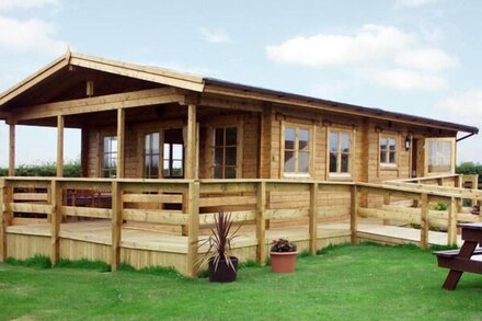 THORNLEA LOG CABIN, pet friendly, with a garden in Danby