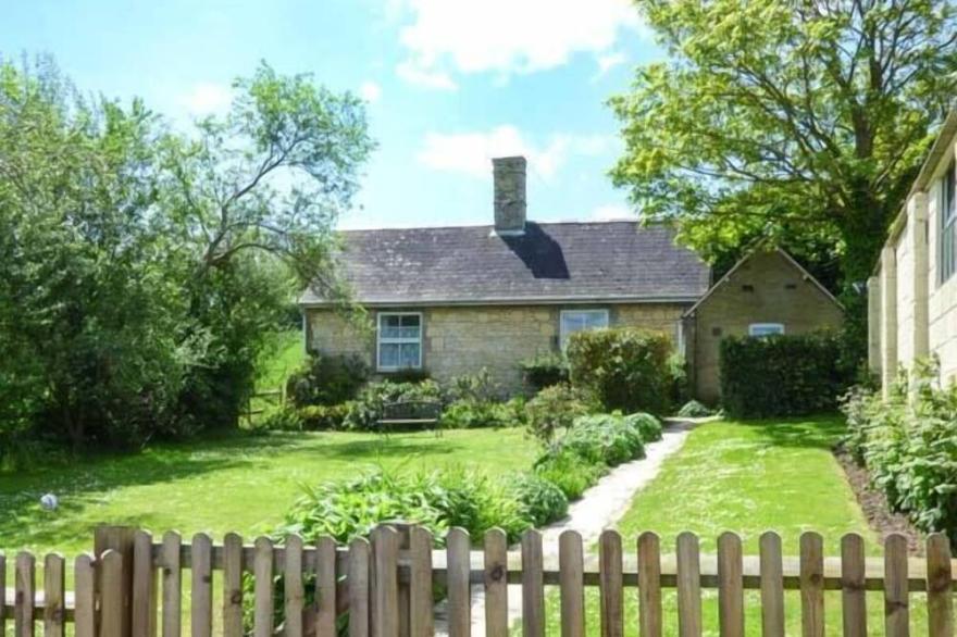 STONEWIND FARM, pet friendly, with a garden in Totland