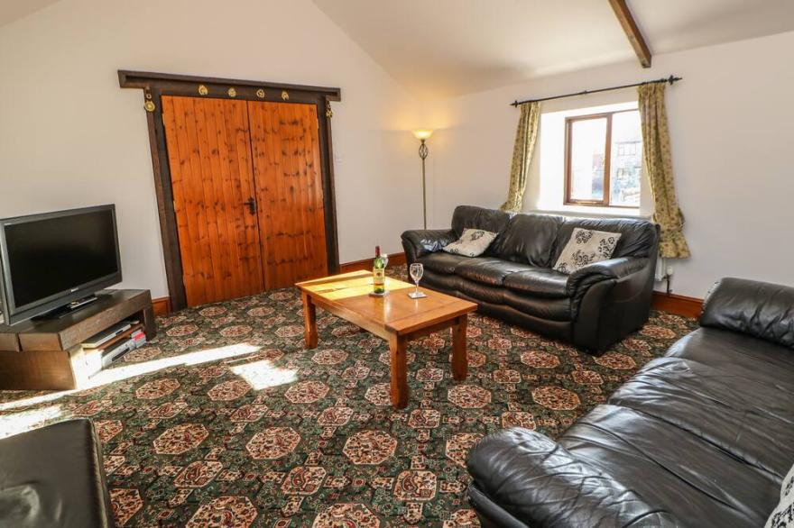 BUTTERWICK, pet friendly, character holiday cottage in Staindrop