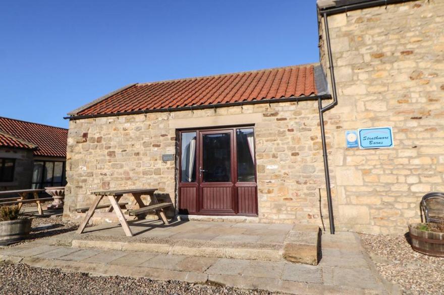 BUTTERWICK, Pet Friendly, Character Holiday Cottage In Staindrop