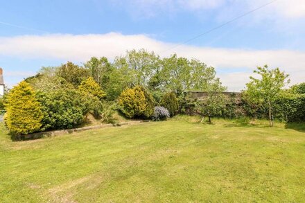 THE LONG BARN, pet friendly, with open fire in Little Haven