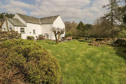 TOWN END FARMHOUSE, family friendly, with open fire in Newby Bridge