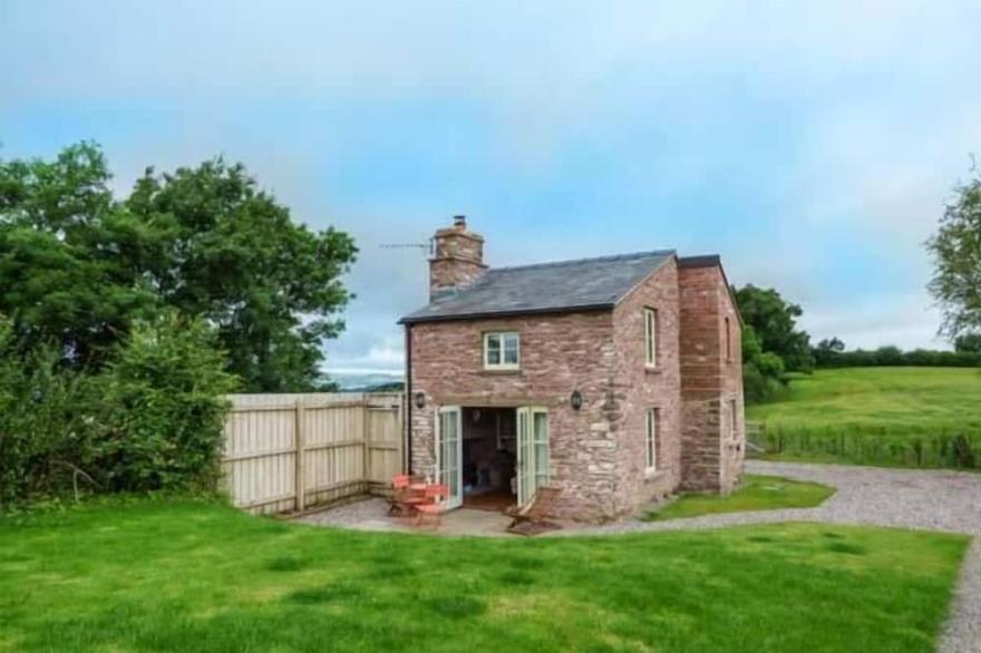 ROSE COTTAGE, Pet Friendly, Character Holiday Cottage In Welsh Newton
