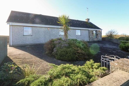 PEN YR ORSEDD COTTAGE, family friendly in Llanfachraeth