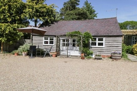 THE POTTERY, pet friendly, character holiday cottage in Urchfont