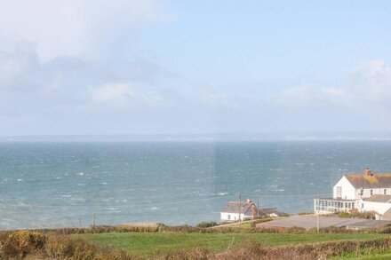 THE BARN, pet friendly, country holiday cottage in Gunwalloe