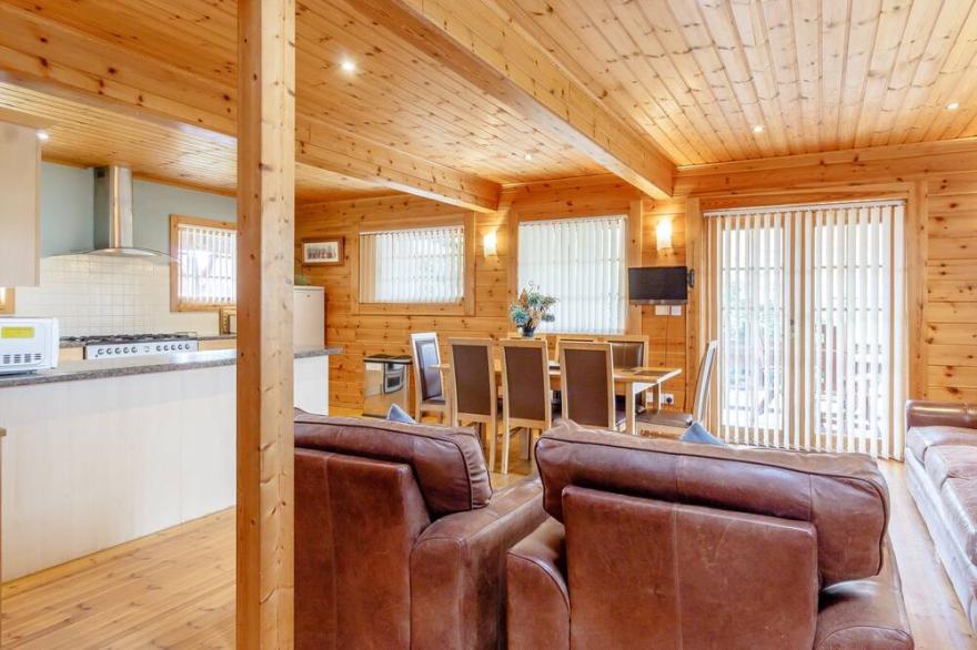 JAMAAL LODGE, pet friendly, with a garden in Amble