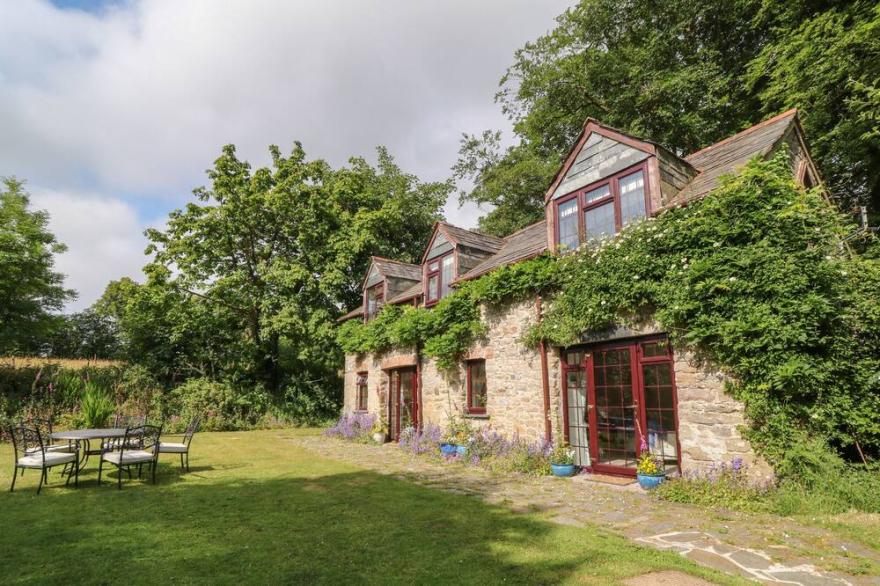 PANDIA, pet friendly, character holiday cottage in Bodmin Moor