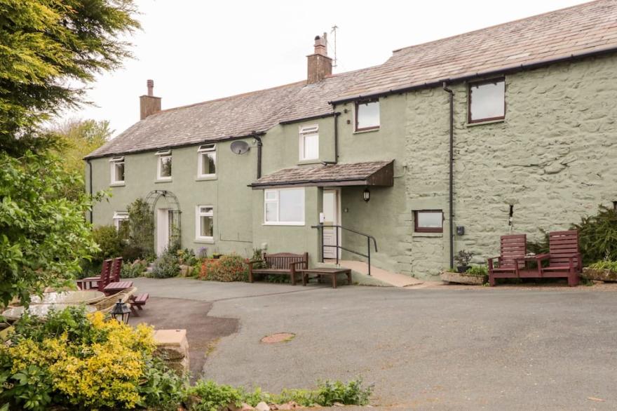 NEAR BANK COTTAGE, Pet Friendly, With Hot Tub In Waberthwaite