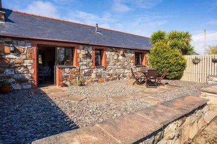 Y BETWS, pet friendly, character holiday cottage in Abersoch