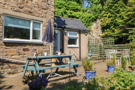 HOLLIE COTTAGE, pet friendly, with a garden in Haltwhistle