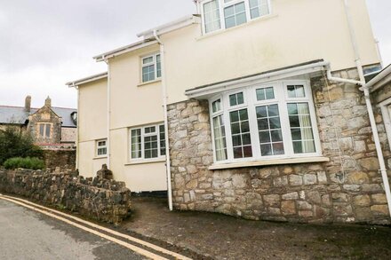 THE OLD BAKEHOUSE, pet friendly, with a garden in Llantwit Major