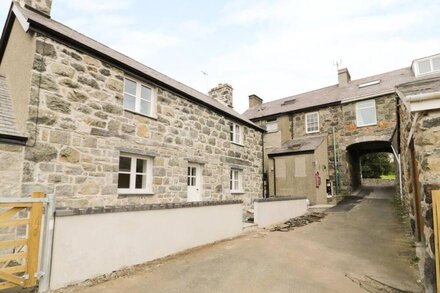 CEFN BRYN MAWR, pet friendly, character holiday cottage in Criccieth