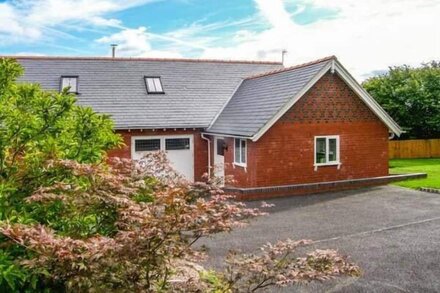 DOUGLAS COTTAGE, with hot tub in Penycae