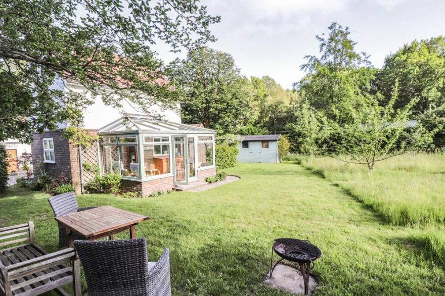 WOOD GLEN COTTAGE, Romantic, With Open Fire In Rushlake Green