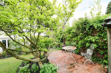 OCTOBER COTTAGE, with a garden in Ripon