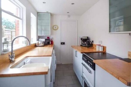 DUTCH COTTAGE, pet friendly, with a garden in Colchester