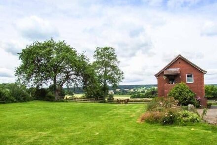 CROFT VIEW, pet friendly, country holiday cottage in Kingsland