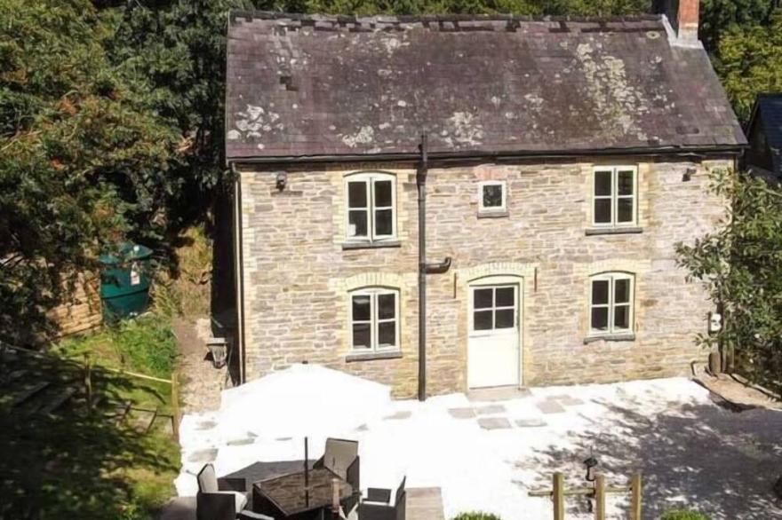 PLOONY COTTAGE, Pet Friendly, Character Holiday Cottage In Bleddfa