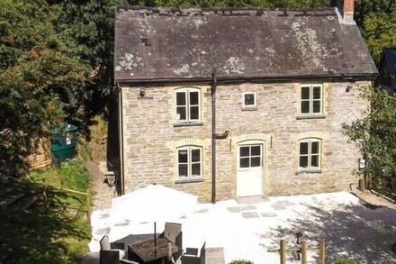 PLOONY COTTAGE, pet friendly, character holiday cottage in Bleddfa