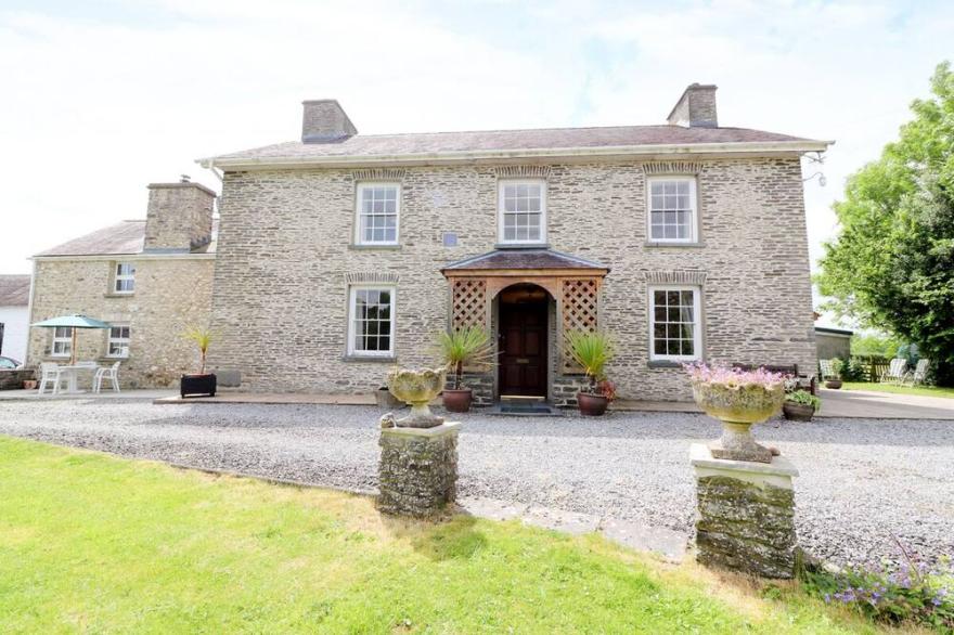 DOLAU FARMHOUSE, Family Friendly, With A Garden In Lampeter