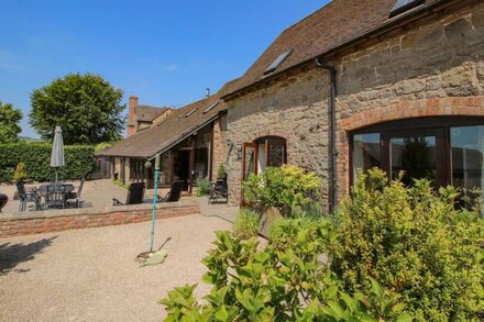 THE OLDE COW HOUSE, pet friendly, with pool in Cardington