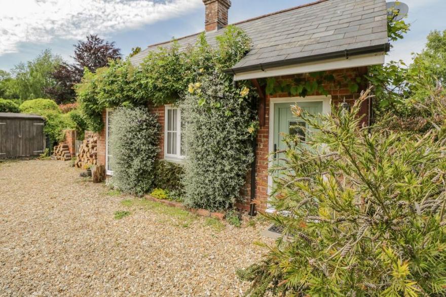 PARKFIELD COTTAGE, romantic, with open fire in Sturminster Marshall