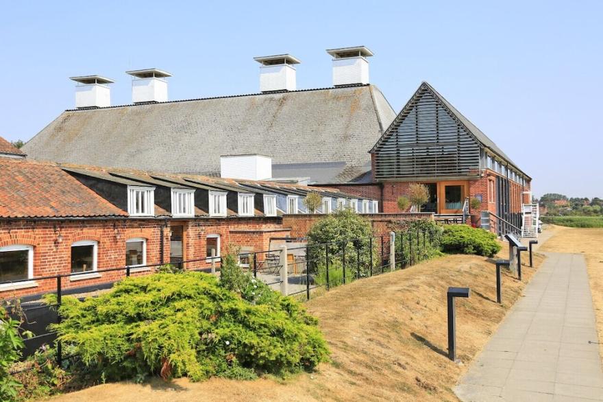 2 The Courtyard - Two Bedroom House, Sleeps 4