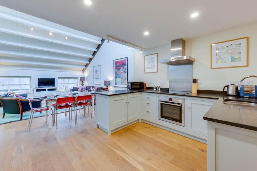 2 The Courtyard - Two Bedroom House, Sleeps 4
