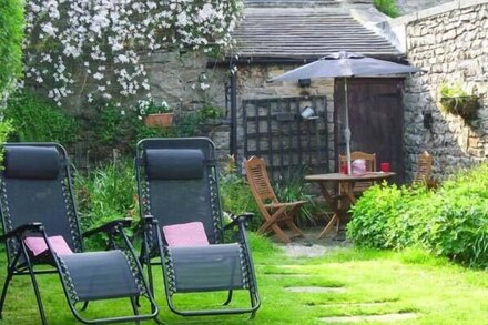 ALPINE COTTAGES NO. 4, pet friendly, luxury holiday cottage in Reeth