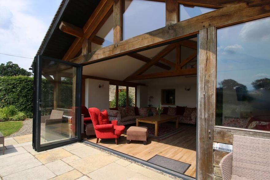 THE OLD FARMHOUSE, Pet Friendly, With Hot Tub In Westhope