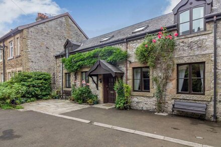 THE STABLES, pet friendly, with a garden in Buxton