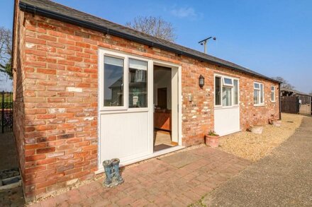 SUNNYSIDE COTTAGE, family friendly, with a garden in King's Lynn