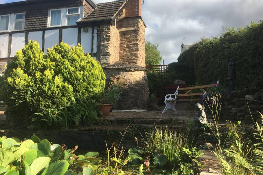 CAUSEWAY COTTAGE, Family Friendly, With A Garden In Pencombe