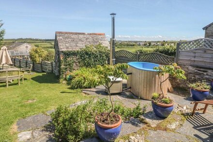 2 MENEFREDA COTTAGES, family friendly, with hot tub in Rock