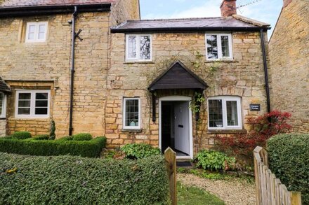 CAMPION COTTAGE, romantic, with open fire in Willersey