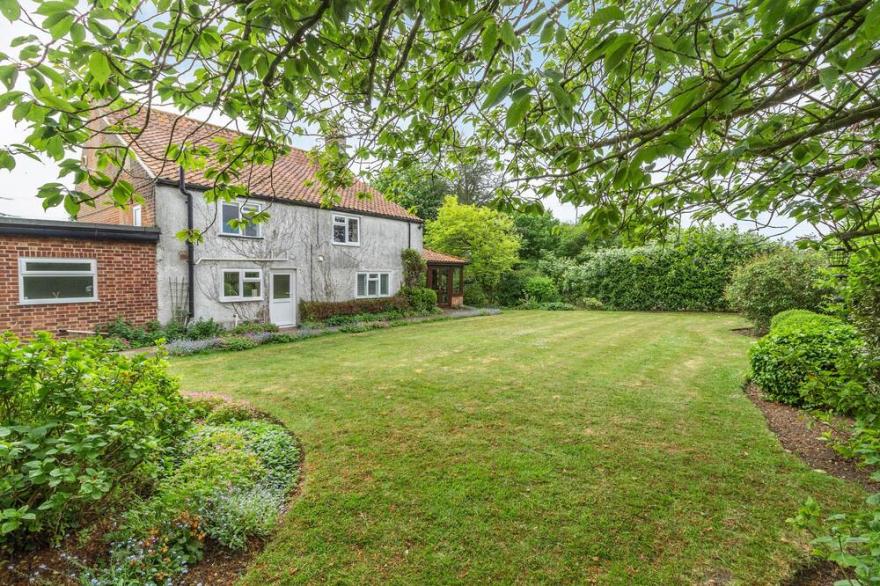 LYONS GREEN, pet friendly, luxury holiday cottage in Little Fransham
