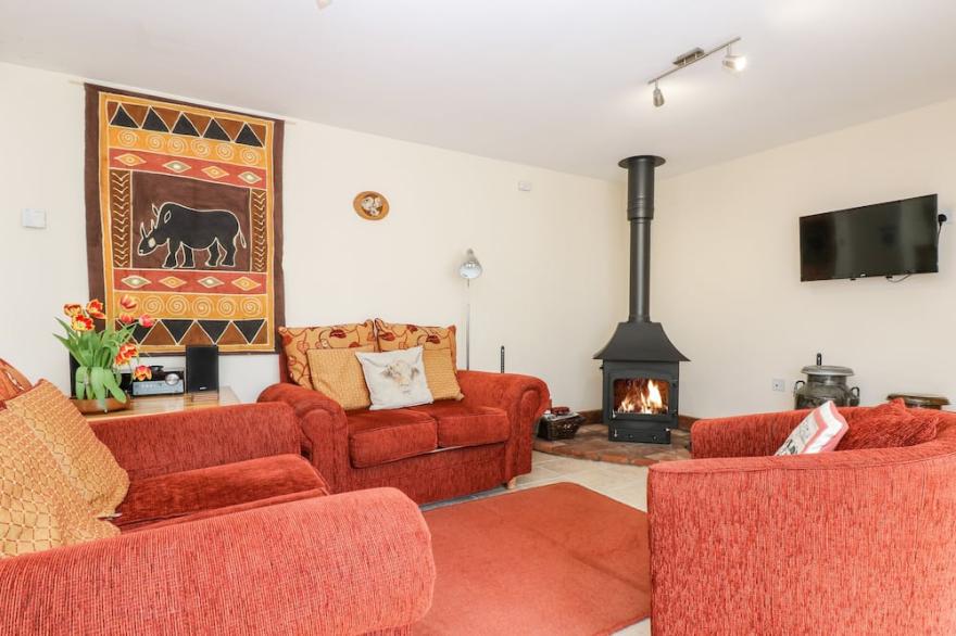 MYNHEER FARM BOWJI, family friendly, with open fire in Redruth
