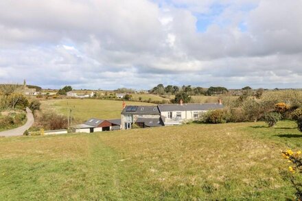 MYNHEER FARM BOWJI, family friendly, with open fire in Redruth