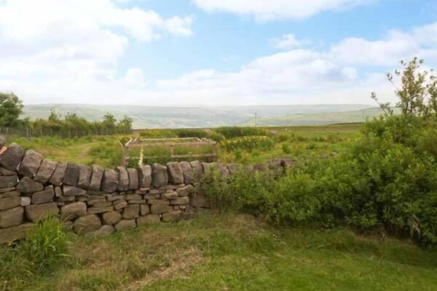 KNOWLE LODGE, pet friendly, character holiday cottage in Cragg Vale