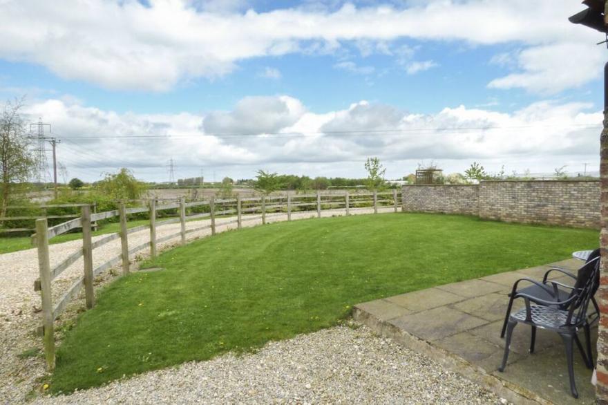 THE CART SHED, pet friendly, with a garden in York