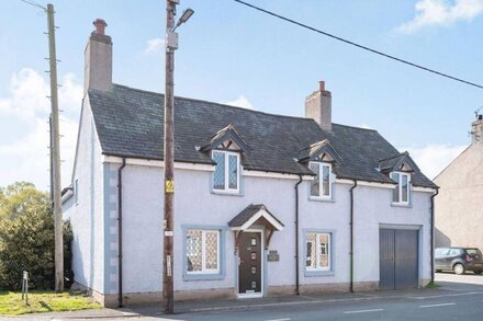 THE OLD NAGS HEAD, family friendly, luxury holiday cottage in Ruthin