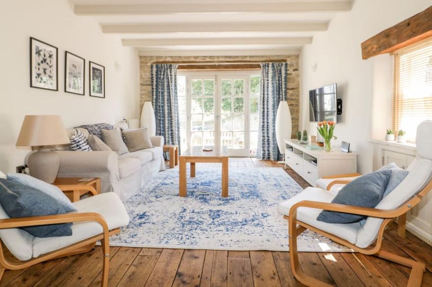 THE OLD SMITHY, pet friendly, with a garden in St Columb Major