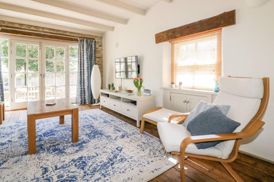 THE OLD SMITHY, pet friendly, with a garden in St Columb Major