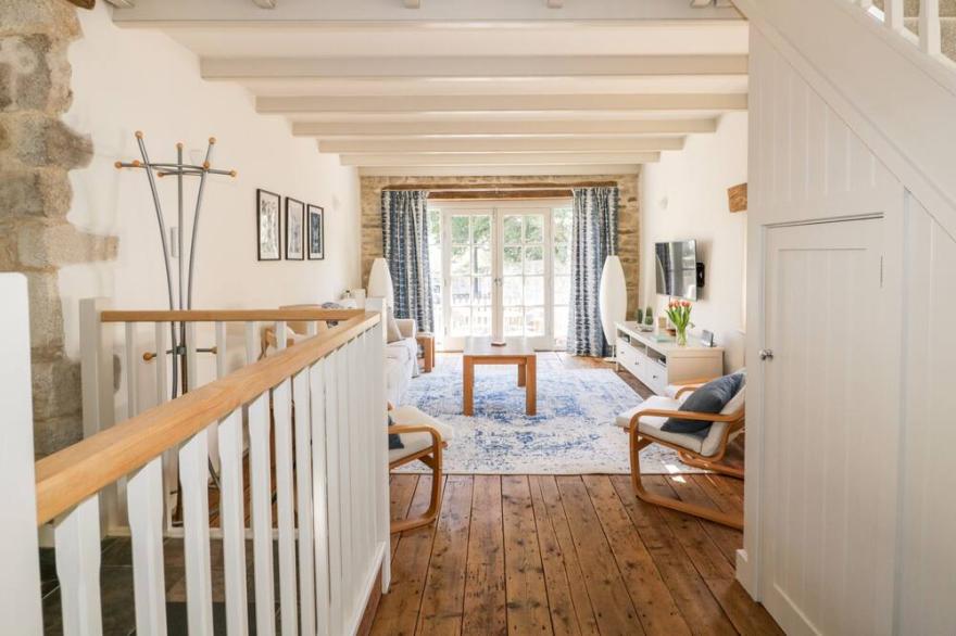 THE OLD SMITHY, pet friendly, with a garden in St Columb Major