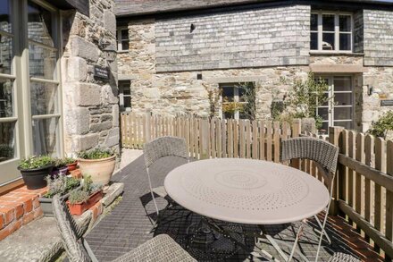 THE OLD SMITHY, pet friendly, with a garden in St Columb Major