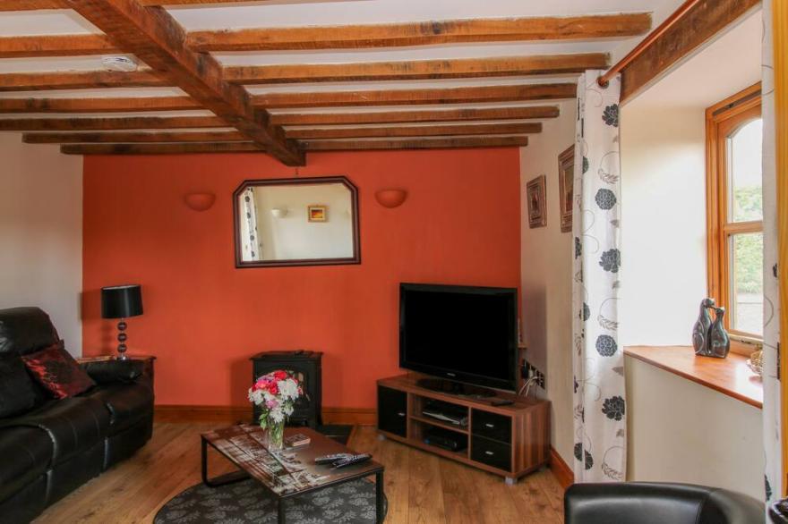 THE OLD BARN, family friendly, with hot tub in Bishop's Castle